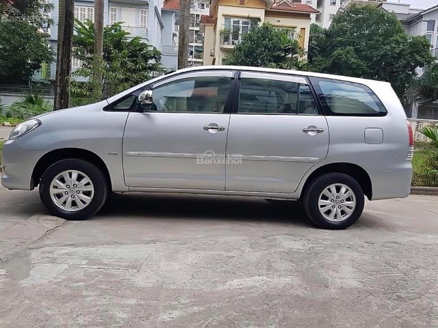 Cần bán Toyota Innova G sản xuất năm 2010, màu bạc xe gia đình