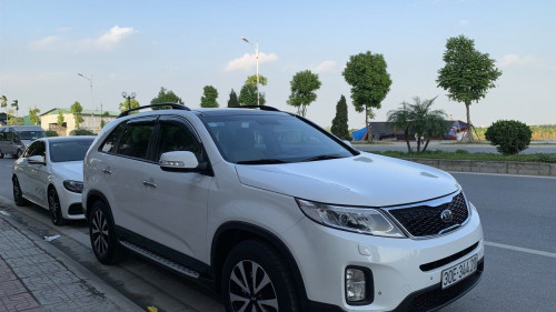 Gia đình bán Kia Sorento 2.2 AT 2016, màu trắng