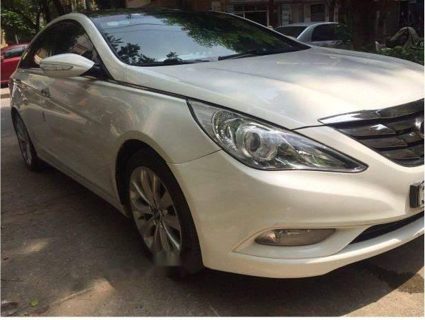 Bán xe Hyundai Sonata sản xuất 2010, màu trắng, 565 triệu