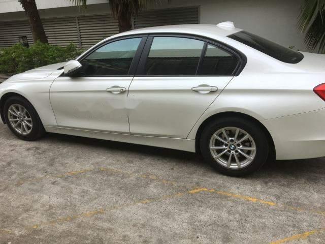 Bán xe BMW 3 Series 320i năm sản xuất 2013, màu trắng, giá tốt