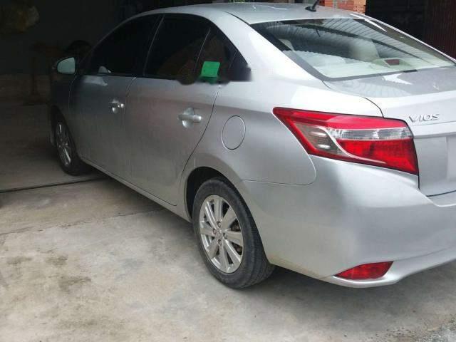 Bán Toyota Vios đời 2015, màu bạc xe gia đình