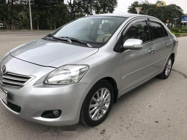 Cần bán Toyota Vios E 2011, màu bạc số sàn giá cạnh tranh