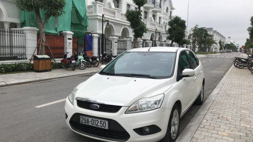 Bán xe Ford Focus 1.8 AT đời 2010, màu trắng, giá chỉ 350 triệu