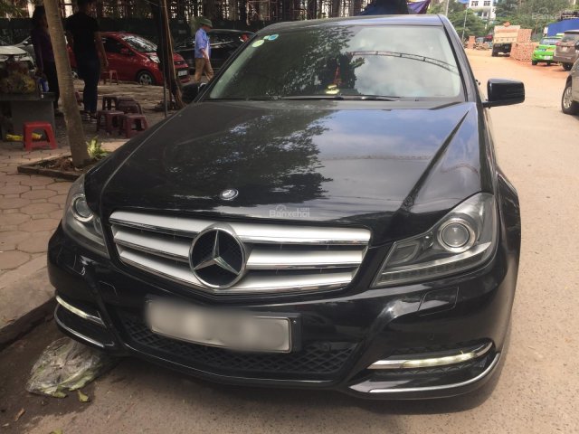 Cần bán Mercedes C200 sản xuất 2013, màu đen