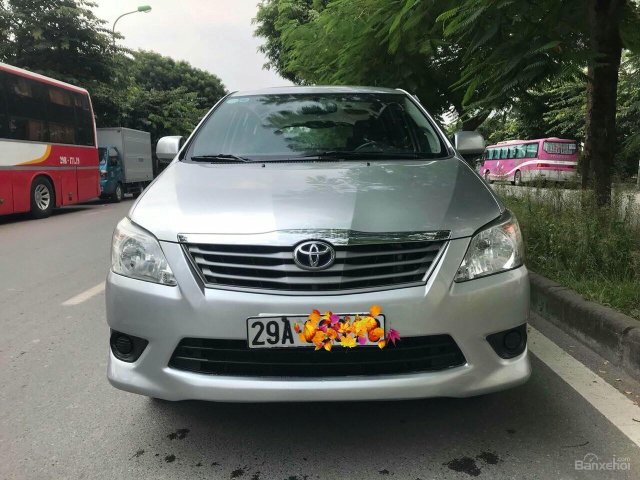 Bán xe Toyota Innova E 2.0MT sản xuất 2013, màu bạc, xe đẹp, test thoải mái