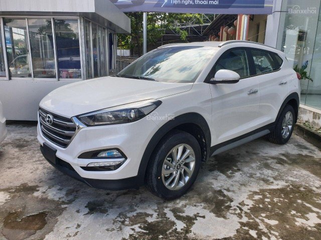 Bán xe Tucson 2018 bản tiêu chuẩn trắng, xem xe và giao ngay Showroom chạy về trong ngày0