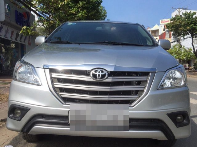 Cần bán gấp Toyota Innova E đời 2014, màu bạc