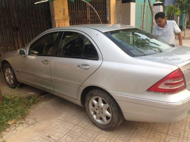 Cần bán lại xe Mercedes C200 2.0MT đời 2003, màu bạc