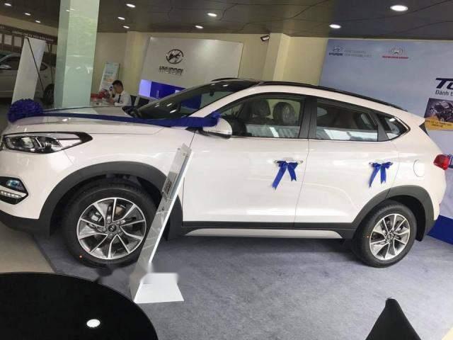 Cần bán xe Hyundai Tucson năm 2018, màu trắng, giá 828tr