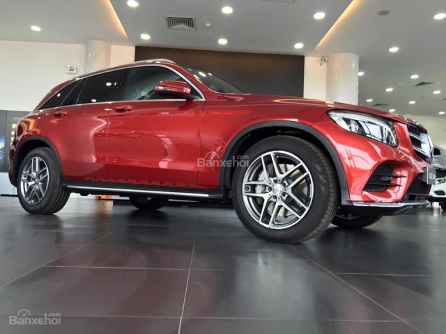 Bán Mercedes GLC300 đời 2018 mới, màu đỏ, giao xe toàn quốc