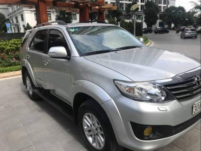 Bán Toyota Fortuner V AT 4x4 2015, màu bạc như mới, 765tr