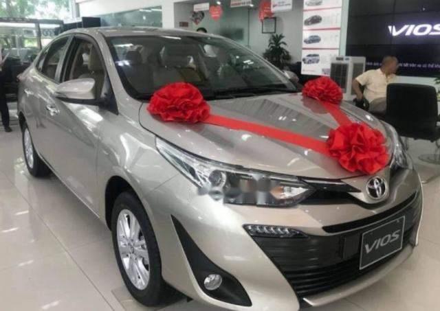 Bán xe Toyota Vios 2018, màu vàng cát