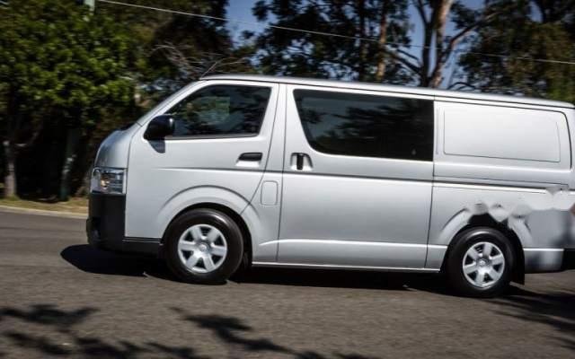 Bán Toyota Hiace sản xuất năm 2016, màu bạc, xe nhập