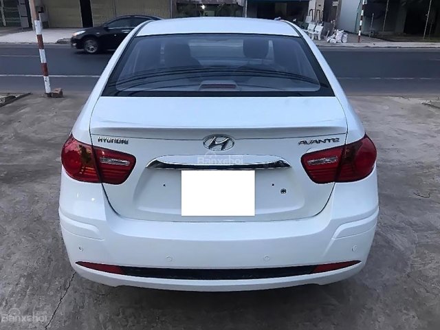 Bán Hyundai Avante sản xuất 2012, màu trắng, nhập khẩu nguyên chiếc xe gia đình