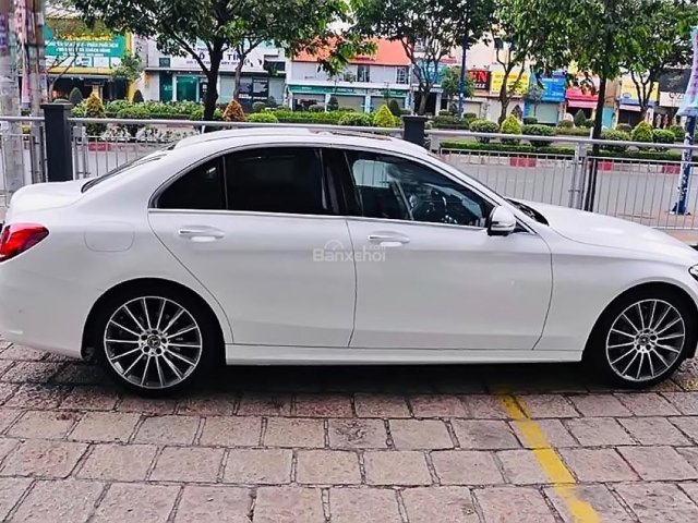 Bán xe Mercedes C300 AMG sản xuất 2018, màu trắng