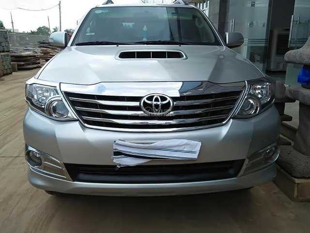 Cần bán Toyota Fortuner 2.5G năm 2015, màu bạc số sàn, giá tốt