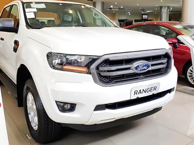 Bán ô tô Ford Ranger XLS 2.2L 4x2 AT sản xuất năm 2018, màu trắng, xe nhập