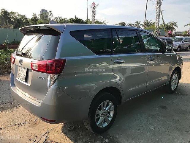 Cần bán gấp Toyota Innova 2.0 E đời 2016, màu bạc, giá tốt