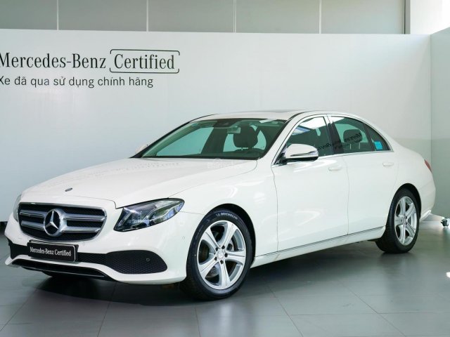 Bán Mercedes-Benz E250, năm sản xuất 2017, đăng ký tháng 8/2018, màu trắng, mới 99%, nộp 25 thuế trước bạ