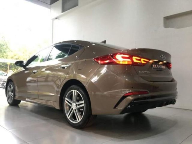 Bán Hyundai Elantra sản xuất 2018, màu nâu