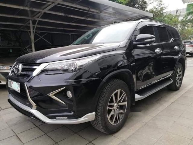 Cần bán Toyota Fortuner 2.7V 2017, màu đen, xe nhập