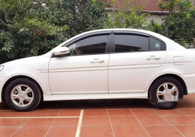 Bán gấp Hyundai Verna 1.4AT năm sản xuất 2010, màu trắng, xe nhập