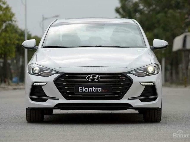 Bán xe Hyundai Elantra sản xuất 2018 màu trắng, 729 triệu