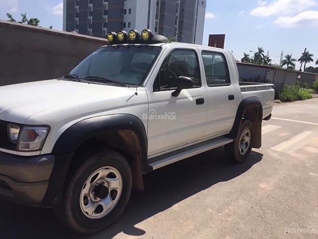 Xe Toyota Hilux 2.8L 4x4 MT đời 2005, màu trắng, nhập khẩu 