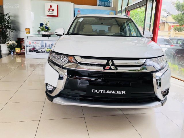 Cần bán Mitsubishi Outlander 2.4 Premium, màu trắng, có xe giao ngay. LH 0938 598 738