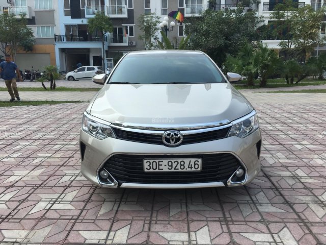 Cần bán Toyota Camry 2.5G năm 2017, màu ghi vàng