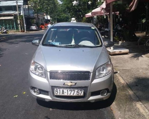 Cần bán Chevrolet Aveo năm sản xuất 2014, màu bạc xe gia đình