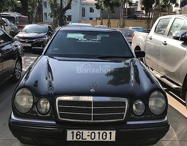 Cần bán xe Mercedes E230 đời 2000, màu đen, xe nhập như mới, giá tốt0