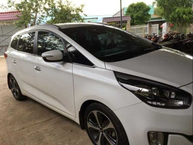 Cần bán gấp Kia Rondo đời 2015, màu trắng, đã đi 39800km