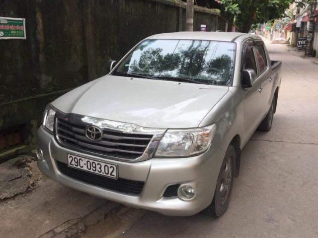 Bán Toyota Hilux năm 2011, màu bạc, 400tr0