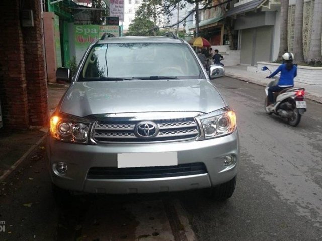 Cần bán Toyota Fortuner 2011, số tự động, màu bạc