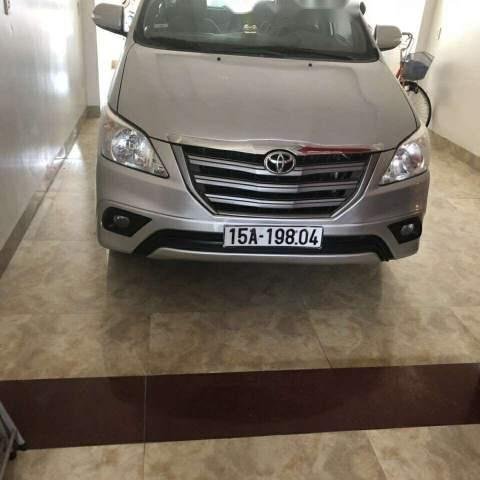 Bán xe Toyota Innova sản xuất 2015, màu xám, giá 575tr0