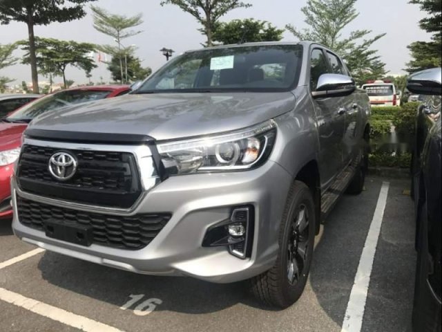 Bán Toyota Hilux sản xuất năm 2018, màu bạc, xe nhập