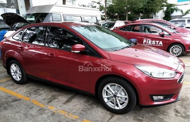 Bán Ford Focus Trend 2018 lăn bánh trọn gói, phụ kiện DVD+ ghế da+ BHVC+ camera