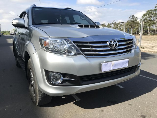 Bán Toyota Fortuner G sản xuất năm 2016, màu bạc, 900tr0