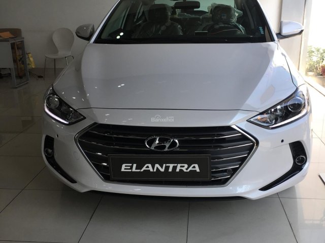 Bán xe Hyundai Elantra 2018, giá cạnh tranh, giao xe ngay, nhận thêm ưu đãi