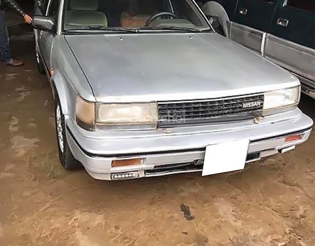 Cần bán Nissan Bluebird năm 1988, màu bạc0