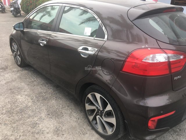 Bán ô tô Kia Rio sản xuất năm 2014, đăng ký lần đầu 2015, màu nâu, xe gia đình