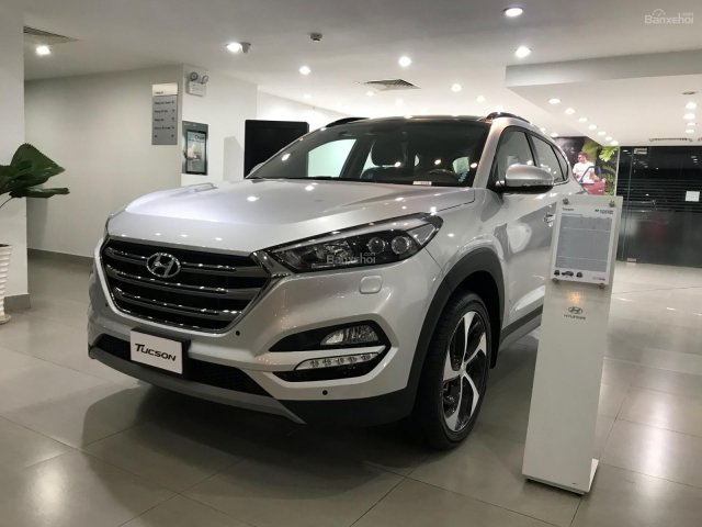 Hyundai Tucson tiêu chuẩn bạc, xe giao ngay trước tết, hỗ trợ vay trả góp ls ưu đãi. LH: 0903175312