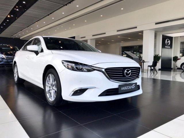 Bán Mazda 6 2.0L trắng 2018, giá 819 triệu