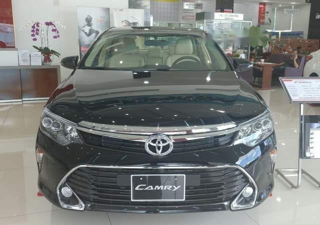 Cần bán Toyota Camry 2.0E sản xuất 2018, màu đen giá cạnh tranh