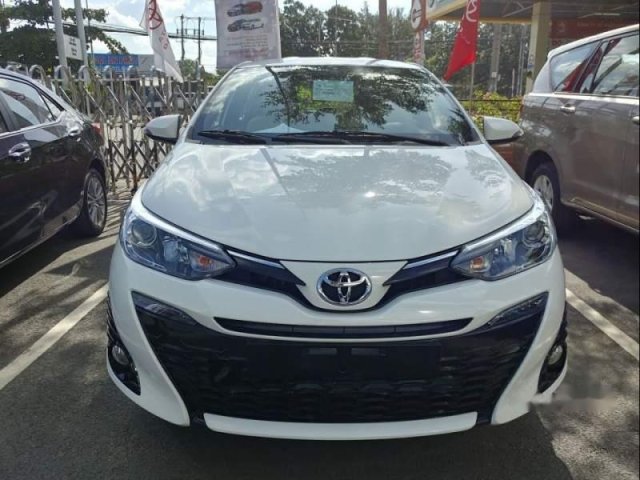 Cần bán Toyota Yaris 1.5G đời 2018, màu trắng, xe nhập giá cạnh tranh