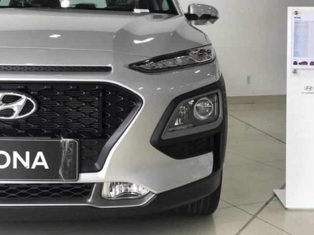 Bán Hyundai Kona năm 2018, màu bạc 