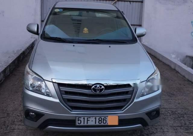 Bán Toyota Innova E 2015, màu bạc 