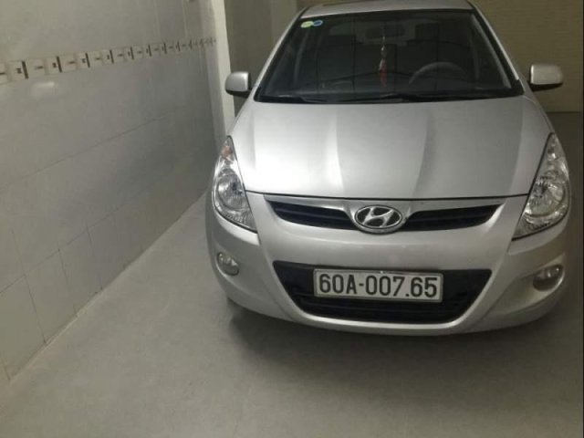 Bán xe Hyundai i20 AT 2010, màu bạc, nhập khẩu nguyên chiếc