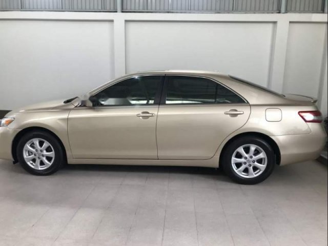 Bán xe Toyota Camry đời 2010, màu vàng, nhập khẩu